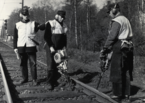 169036 Afbeelding van enkele wegwerkers van de N.S. met trilstanden tijdens onderhoudswerkzaamheden aan de spoorlijn ...